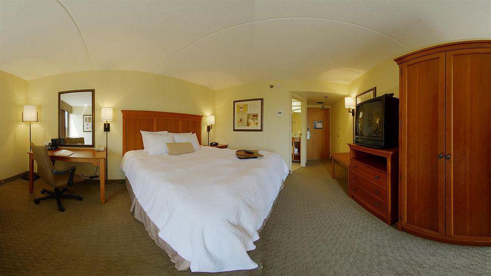 Hampton Inn Norfolk-Naval Base Exterior photo