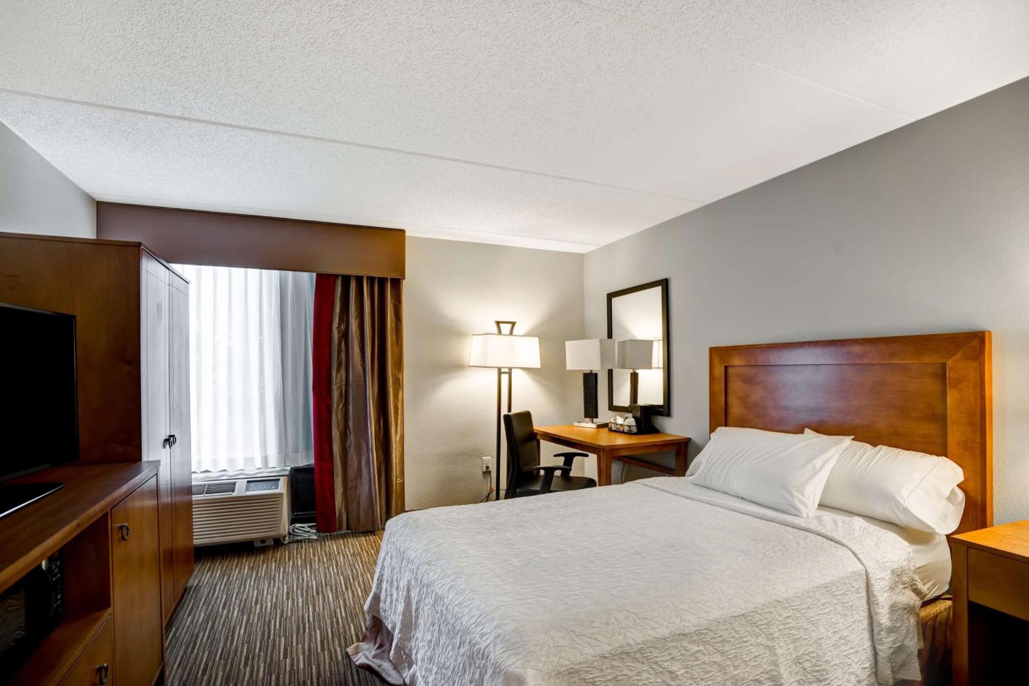 Hampton Inn Norfolk-Naval Base Exterior photo