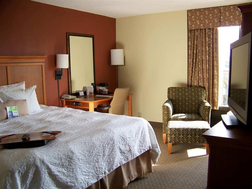 Hampton Inn Norfolk-Naval Base Room photo